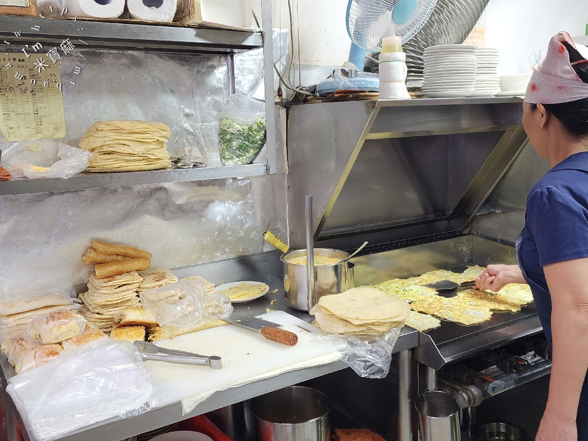 家香豆漿店｜信義區早餐，酥香燒餅油條、爆汁小籠包，在地人也愛的吳興街排隊美食