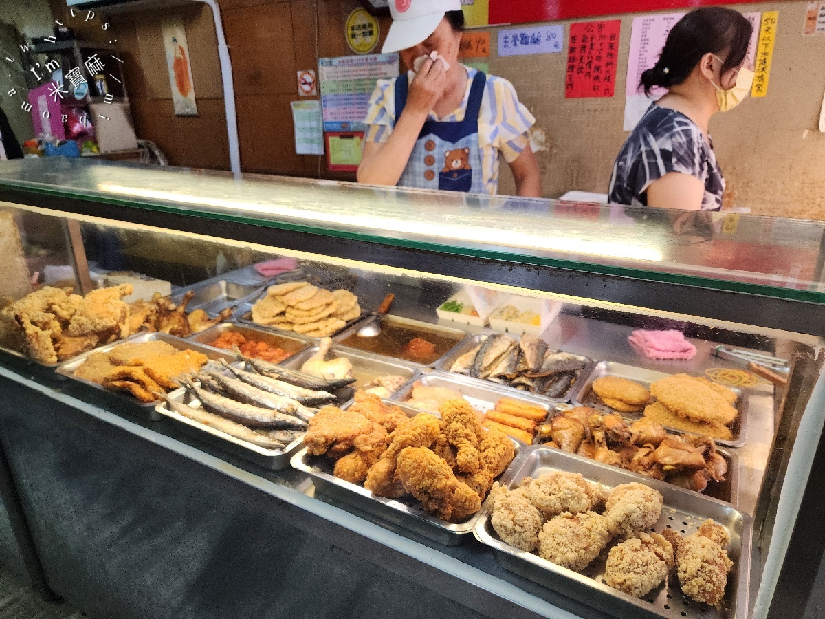 公園飯包｜台北車站美食，超高CP值平價便當，菜飯、獅子頭飯50元起，雞腿飯百元有找！