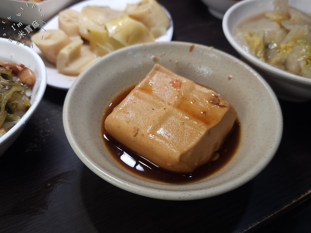蓮霧滷肉飯｜三重美食，超過半世紀老店！肥嫩油亮滷肉飯搭酸菜，招牌套餐一個人也能吃很飽