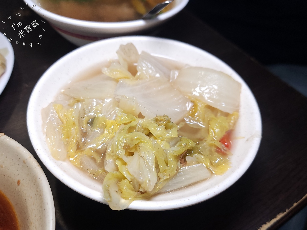蓮霧滷肉飯｜三重美食，超過半世紀老店！肥嫩油亮滷肉飯搭酸菜，招牌套餐一個人也能吃很飽