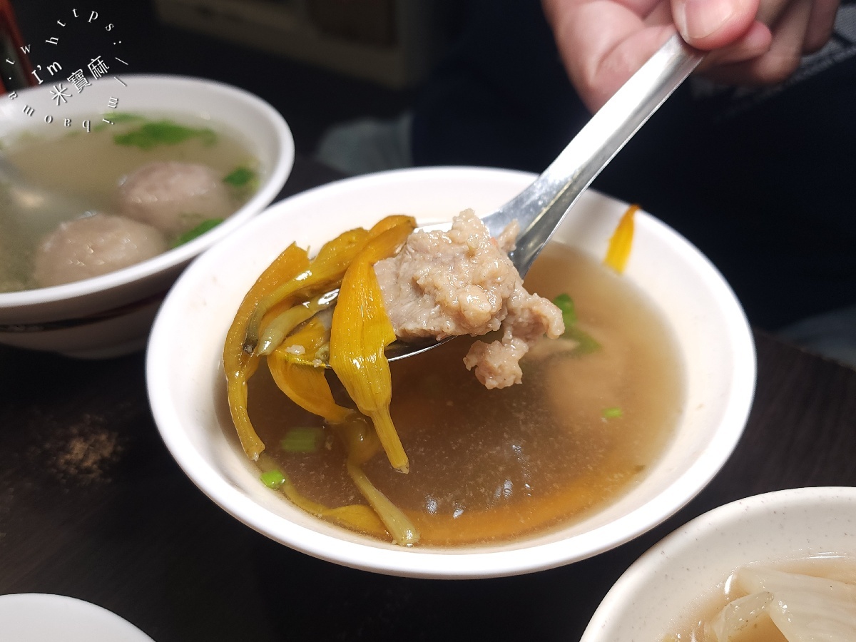 蓮霧滷肉飯｜三重美食，超過半世紀老店！肥嫩油亮滷肉飯搭酸菜，招牌套餐一個人也能吃很飽