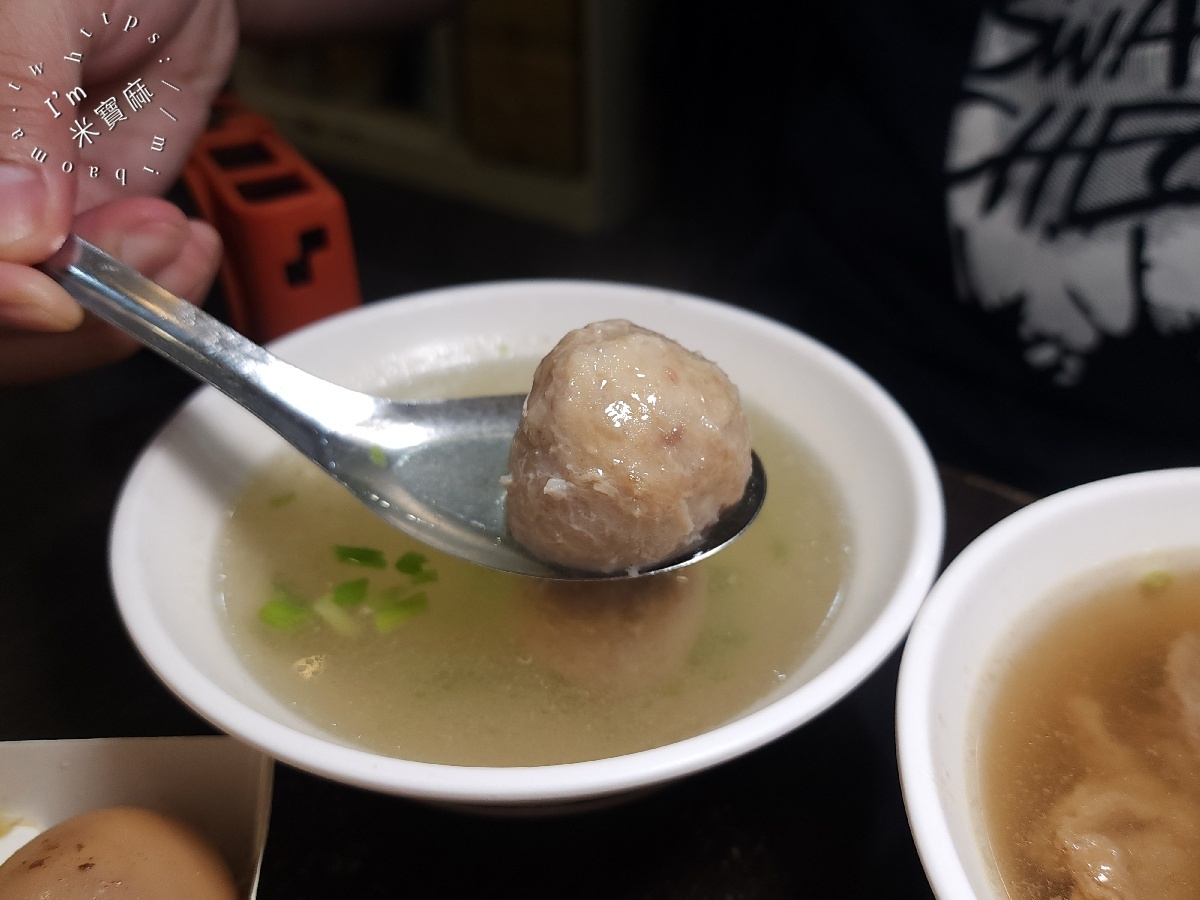 蓮霧滷肉飯｜三重美食，超過半世紀老店！肥嫩油亮滷肉飯搭酸菜，招牌套餐一個人也能吃很飽