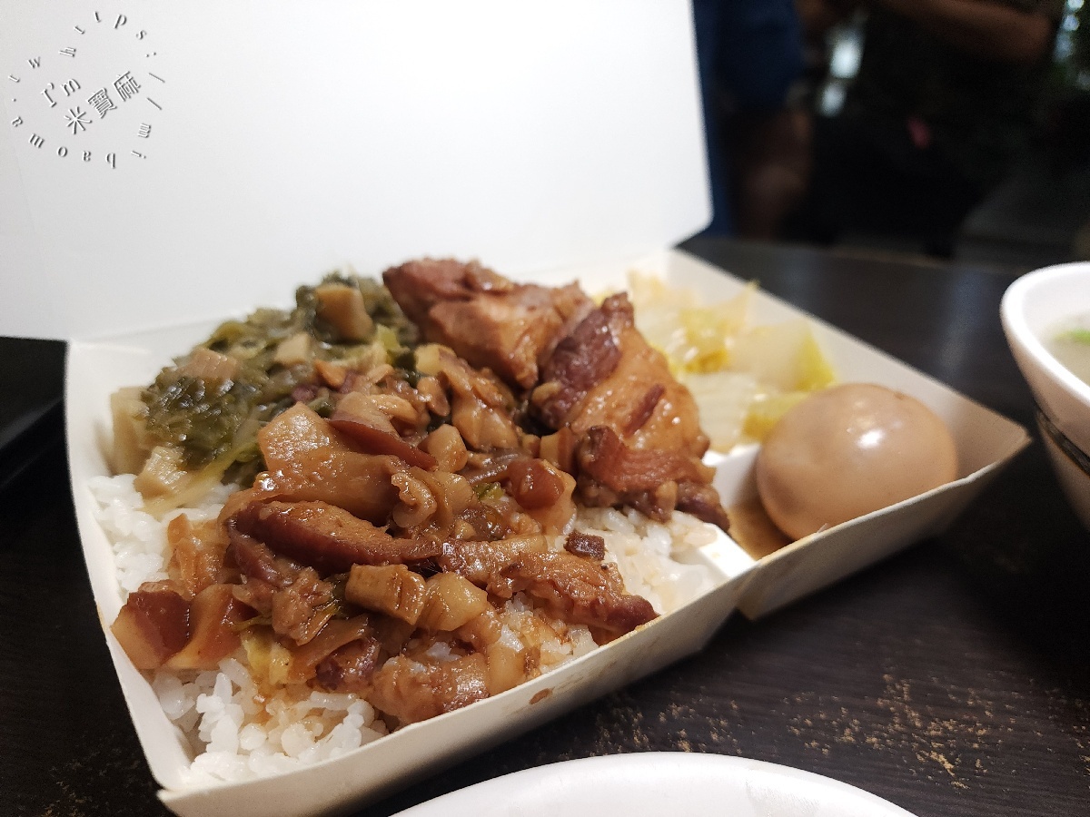 蓮霧滷肉飯｜三重美食，超過半世紀老店！肥嫩油亮滷肉飯搭酸菜，招牌套餐一個人也能吃很飽
