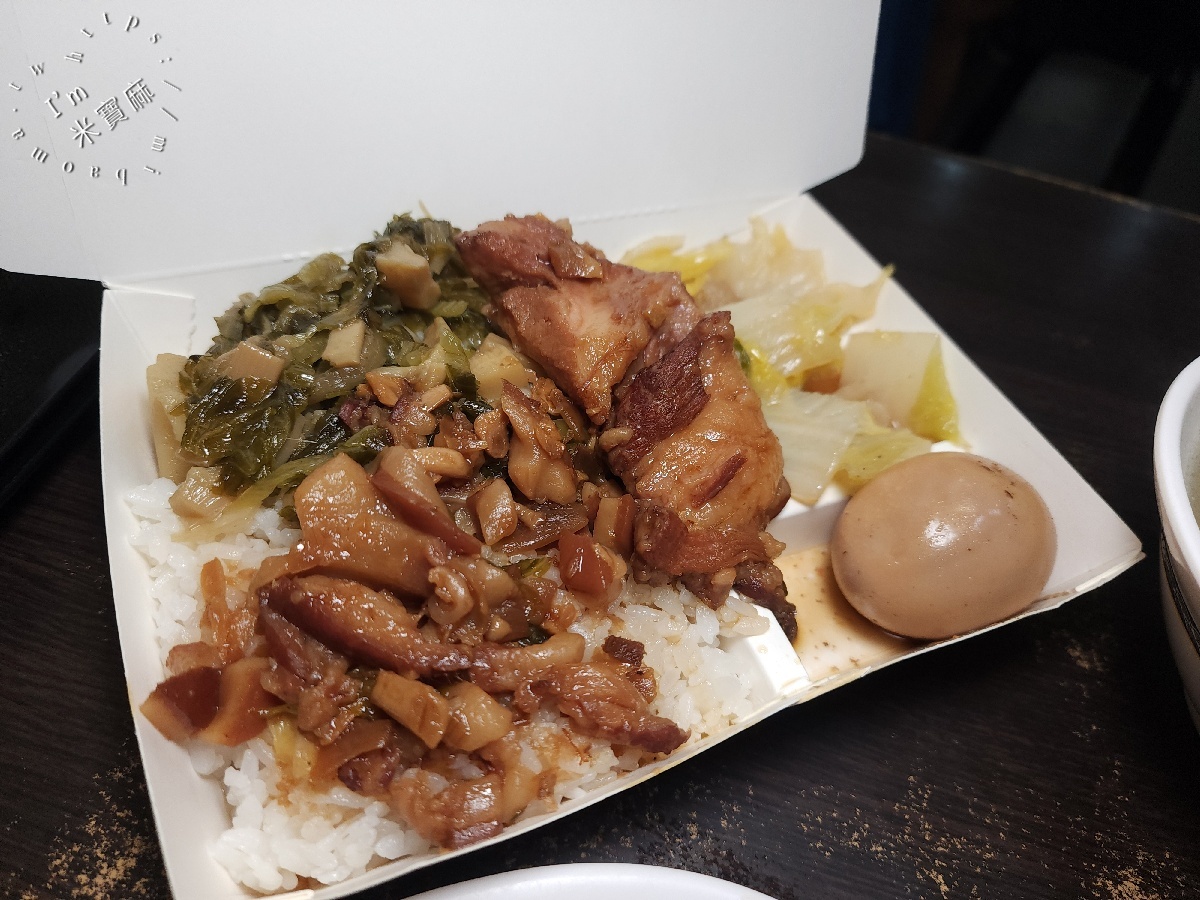 蓮霧滷肉飯｜三重美食，超過半世紀老店！肥嫩油亮滷肉飯搭酸菜，招牌套餐一個人也能吃很飽