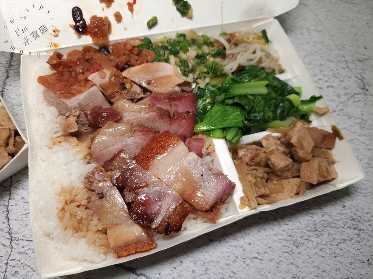 葉記港式燒臘｜台北中山區燒臘，老饕必吃三寶飯、脆皮燒肉與多汁雞腿便當，捷運松江南京站美食