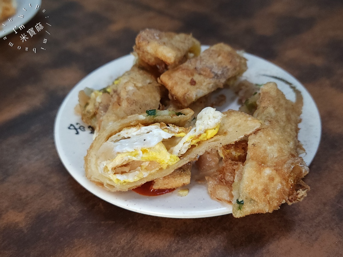 重慶豆漿炸蛋餅｜大龍峒市場50年老字號！招牌炸蛋餅必點，老饕都點菜脯多、胡椒多
