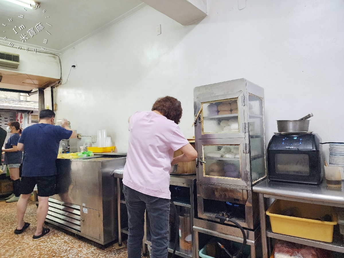 重慶豆漿炸蛋餅｜大龍峒市場50年老字號！招牌炸蛋餅必點，老饕都點菜脯多、胡椒多