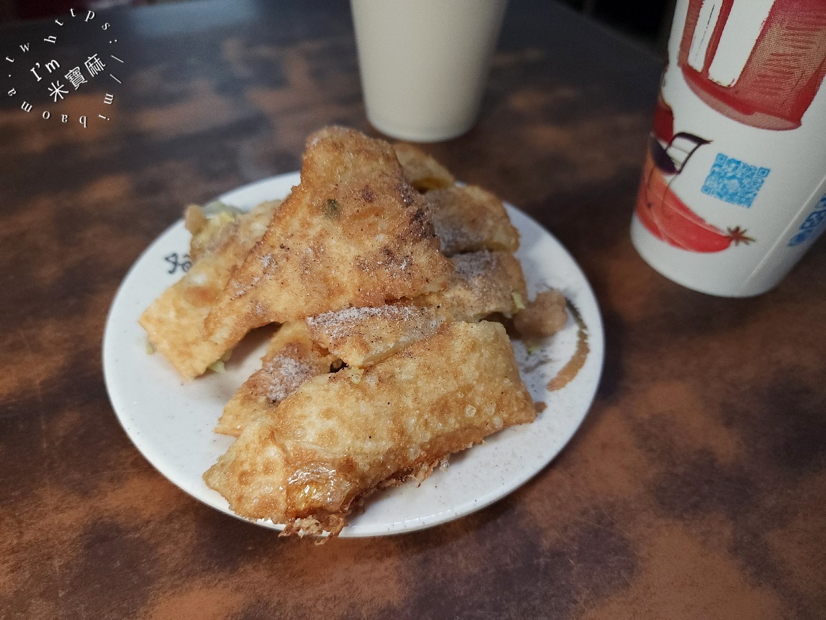 重慶豆漿炸蛋餅｜大龍峒市場50年老字號！招牌炸蛋餅必點，老饕都點菜脯多、胡椒多