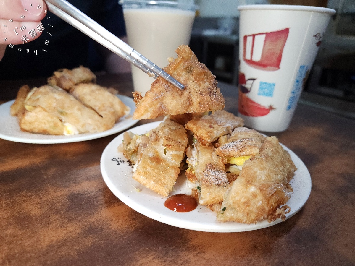 重慶豆漿炸蛋餅｜大龍峒市場50年老字號！招牌炸蛋餅必點，老饕都點菜脯多、胡椒多