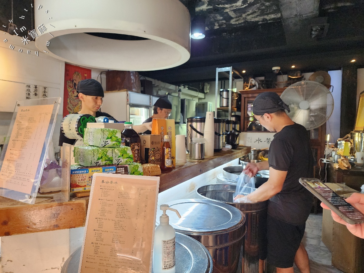 春山茶水舖｜台北大安超人氣手搖飲，科技大樓站排隊飲料推薦，四季春烏龍梅必喝，菜單價格一次看