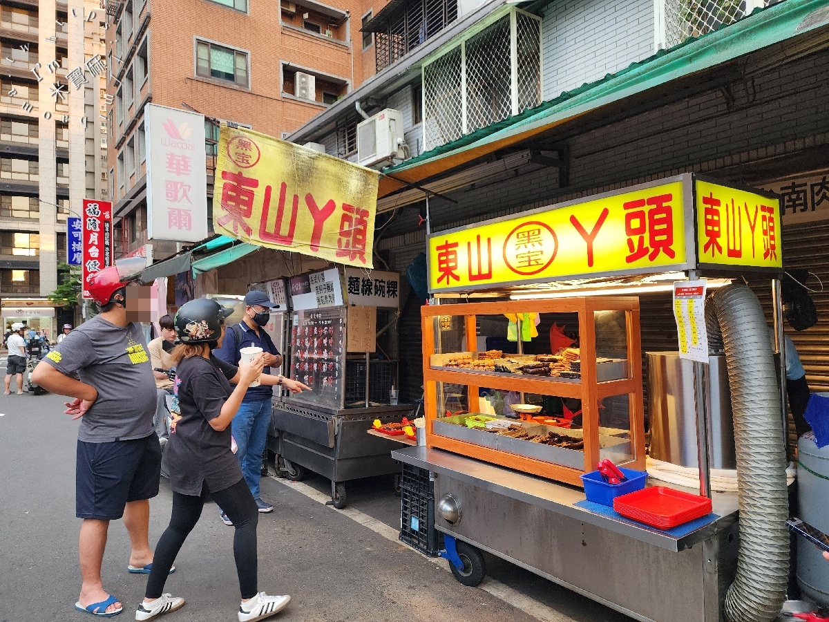 宝東山鴨頭｜景美夜市美食，在地人排隊推薦！必吃鴨脖子、米血糕、甜不辣，景美站宵夜首選