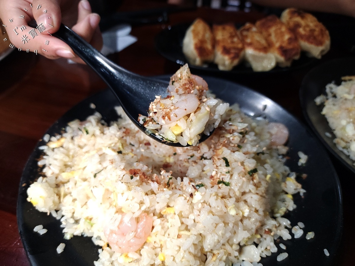 月半小點 南北麵點專賣｜比漾廣場美食推薦，炒飯鍋氣十足、鍋貼爆汁、小籠湯包必點，頂溪站人氣麵點店