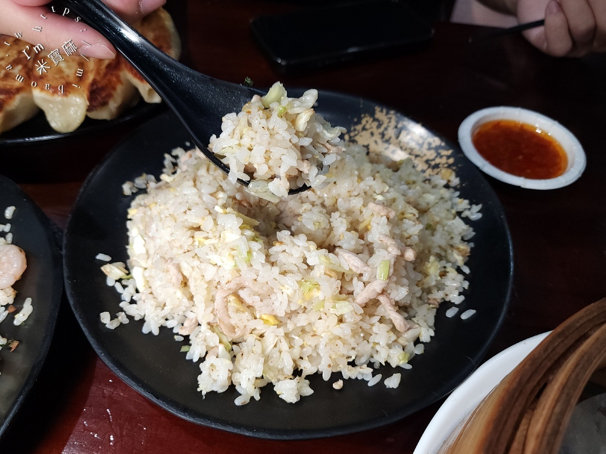 月半小點 南北麵點專賣｜比漾廣場美食推薦，炒飯鍋氣十足、鍋貼爆汁、小籠湯包必點，頂溪站人氣麵點店