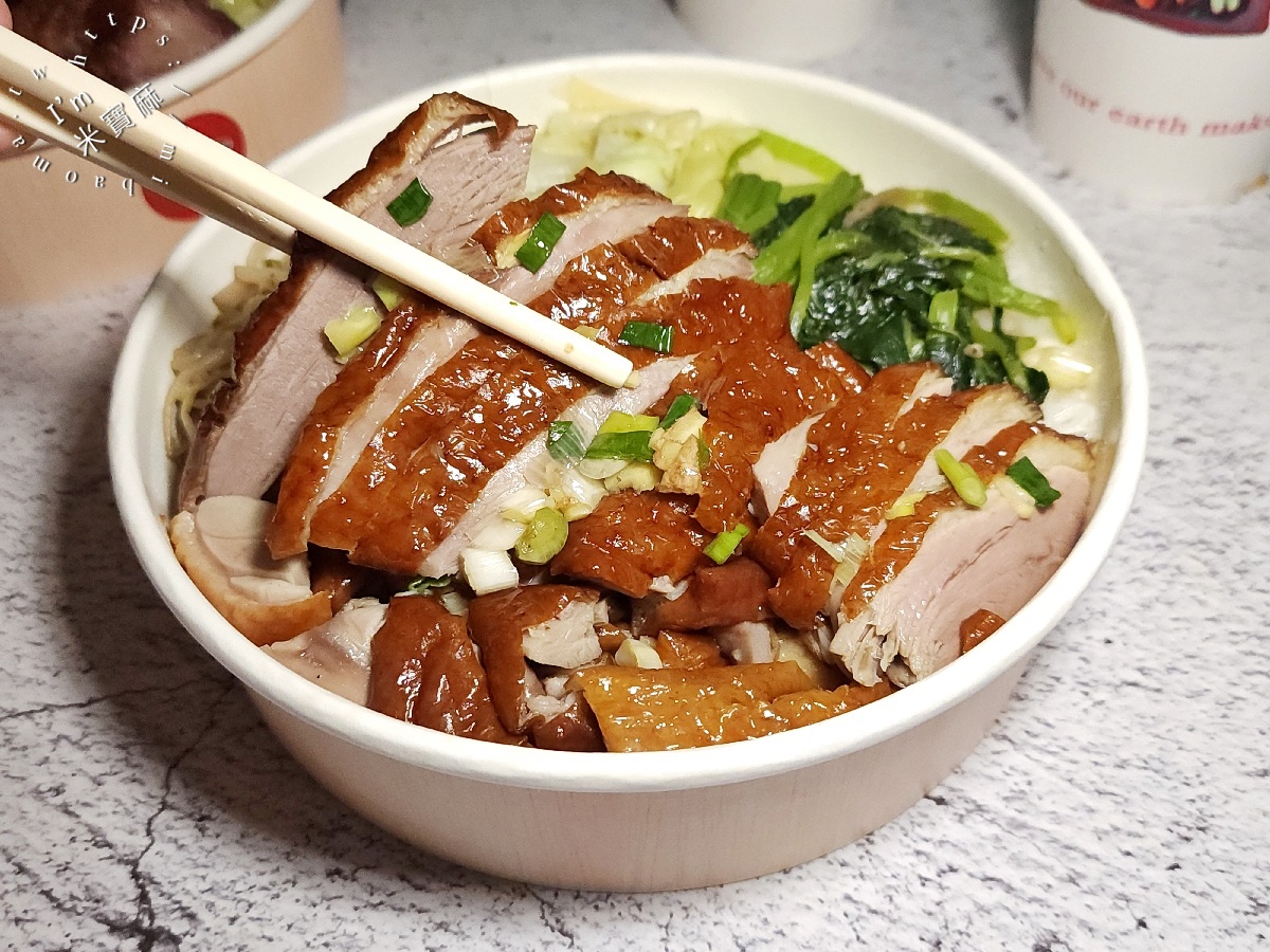 吳記燒肉宵夜｜板橋美食，三寶飯肉量超有誠意！港式燒鴨、脆皮燒肉、外帶便當一次滿足