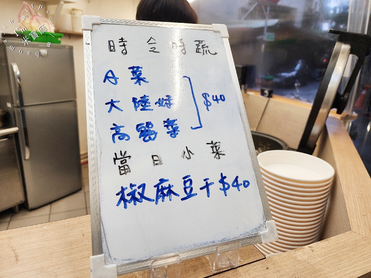 吳記燒肉宵夜｜板橋美食，三寶飯肉量超有誠意！港式燒鴨、脆皮燒肉、外帶便當一次滿足