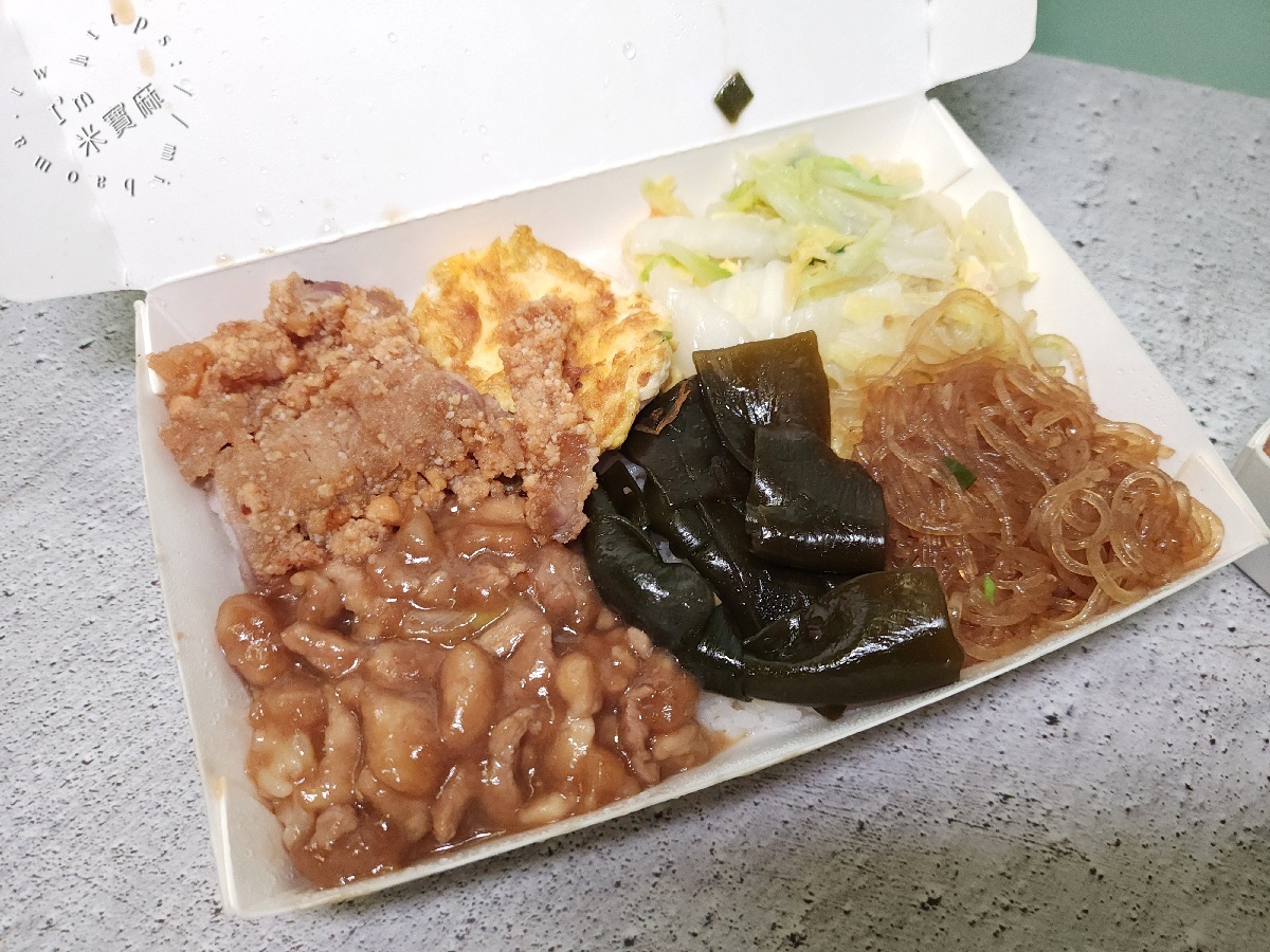 小肥便當｜南京三民站排隊便當推薦！雞腿飯、排骨飯、東坡肉飯人氣必點，雙拼加肉更滿足