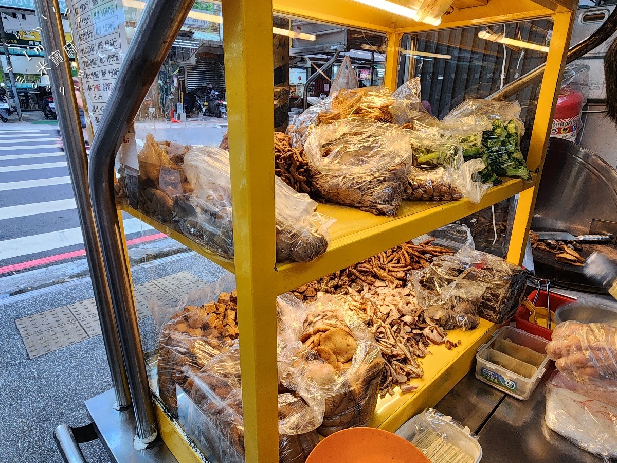永和專業滷味民生路｜永和美食推薦！排隊人氣涼滷味，酸菜脆腸必點