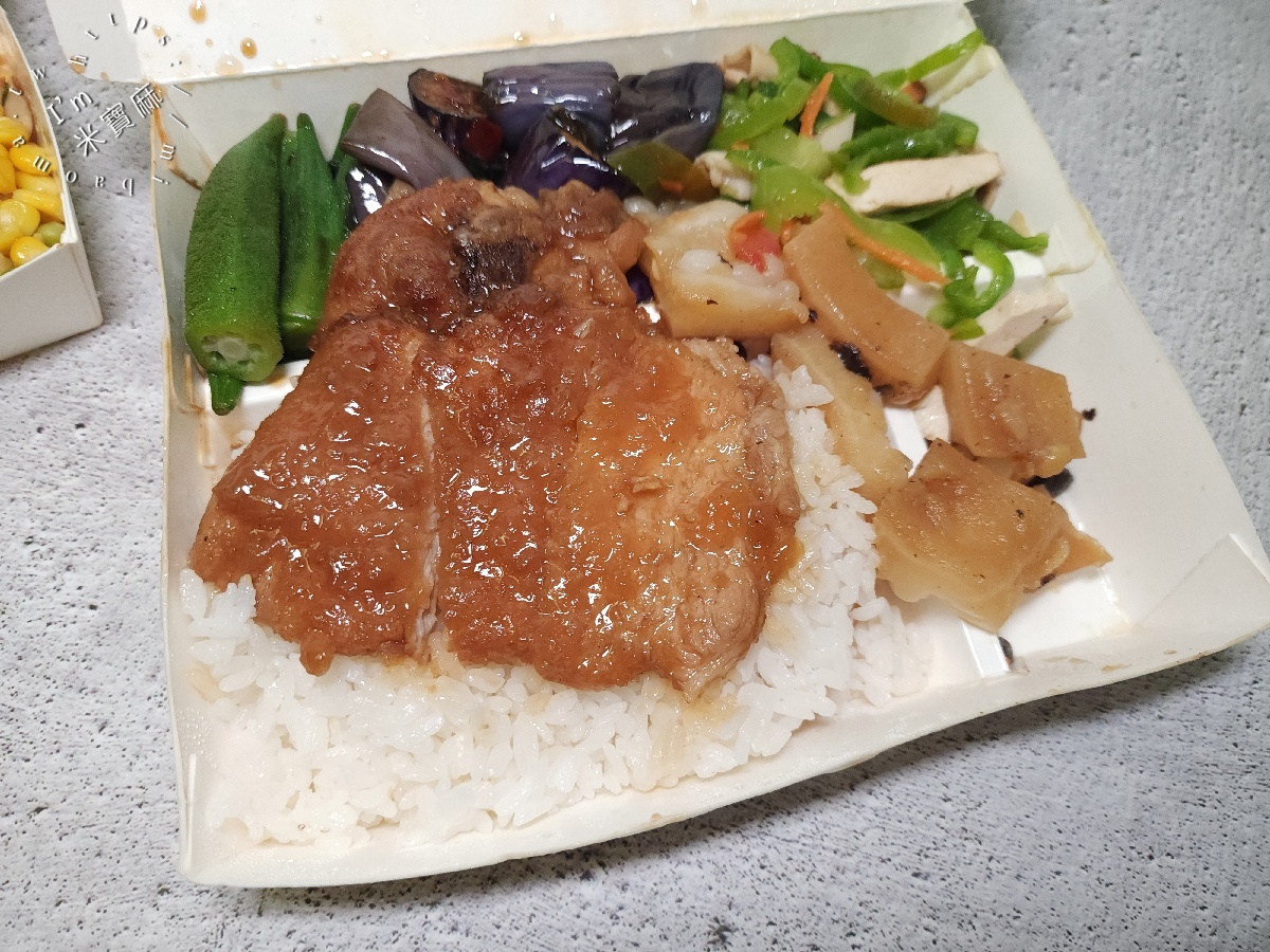 排骨王｜永和美食，竹林市場巷弄人氣便當，配菜自選四樣