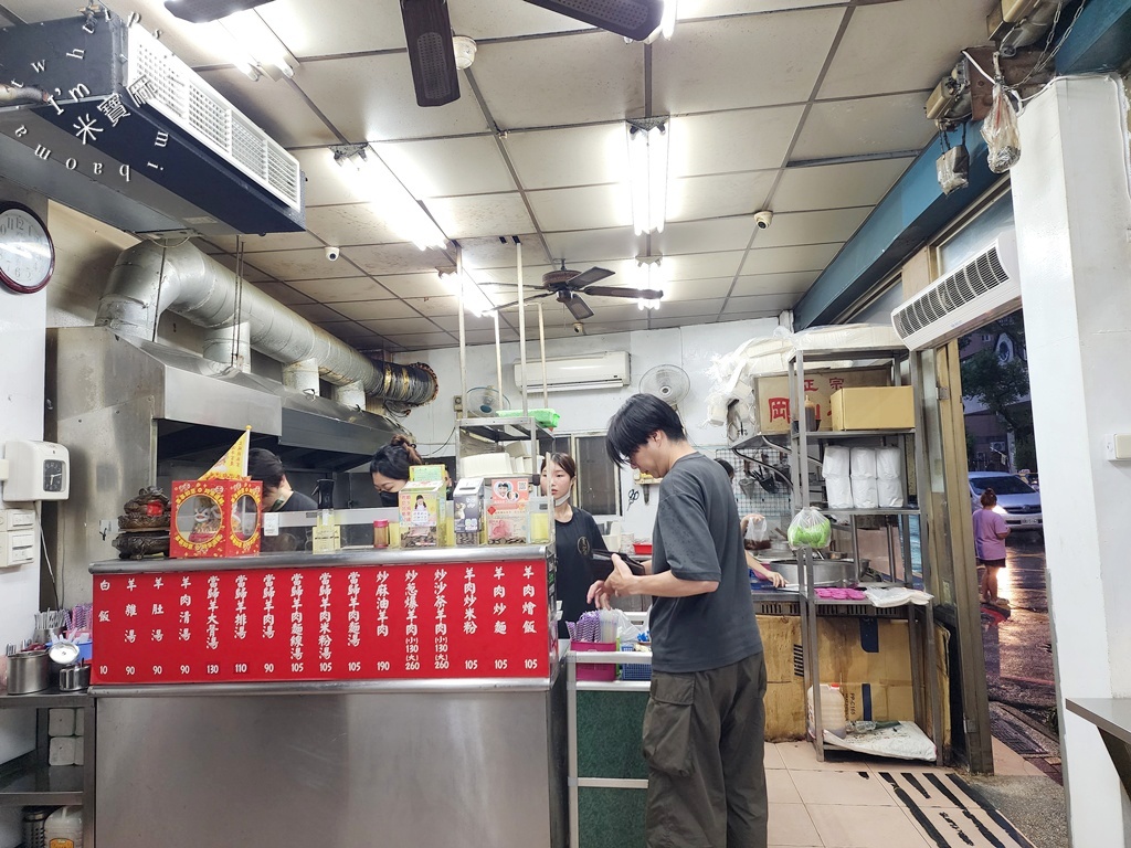 夏記羊肉｜土城美食，新北第一羊肉炒麵！當歸羊肉湯、熱炒推薦，免費無限續湯