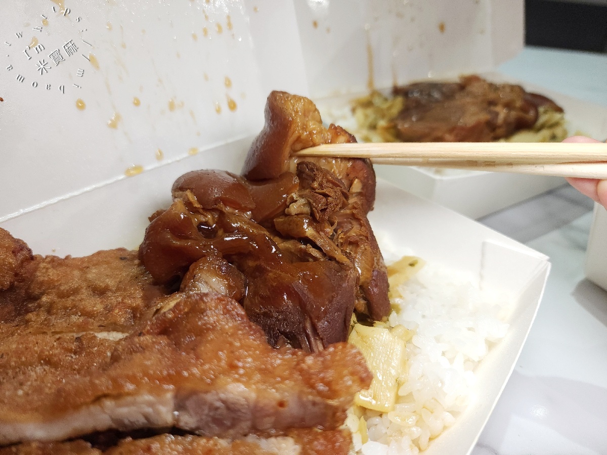 極黑家A Yi 腿庫飯｜樹林美食，腿庫、燒肉、香腸三拼超澎湃！俊英街人氣腿庫飯