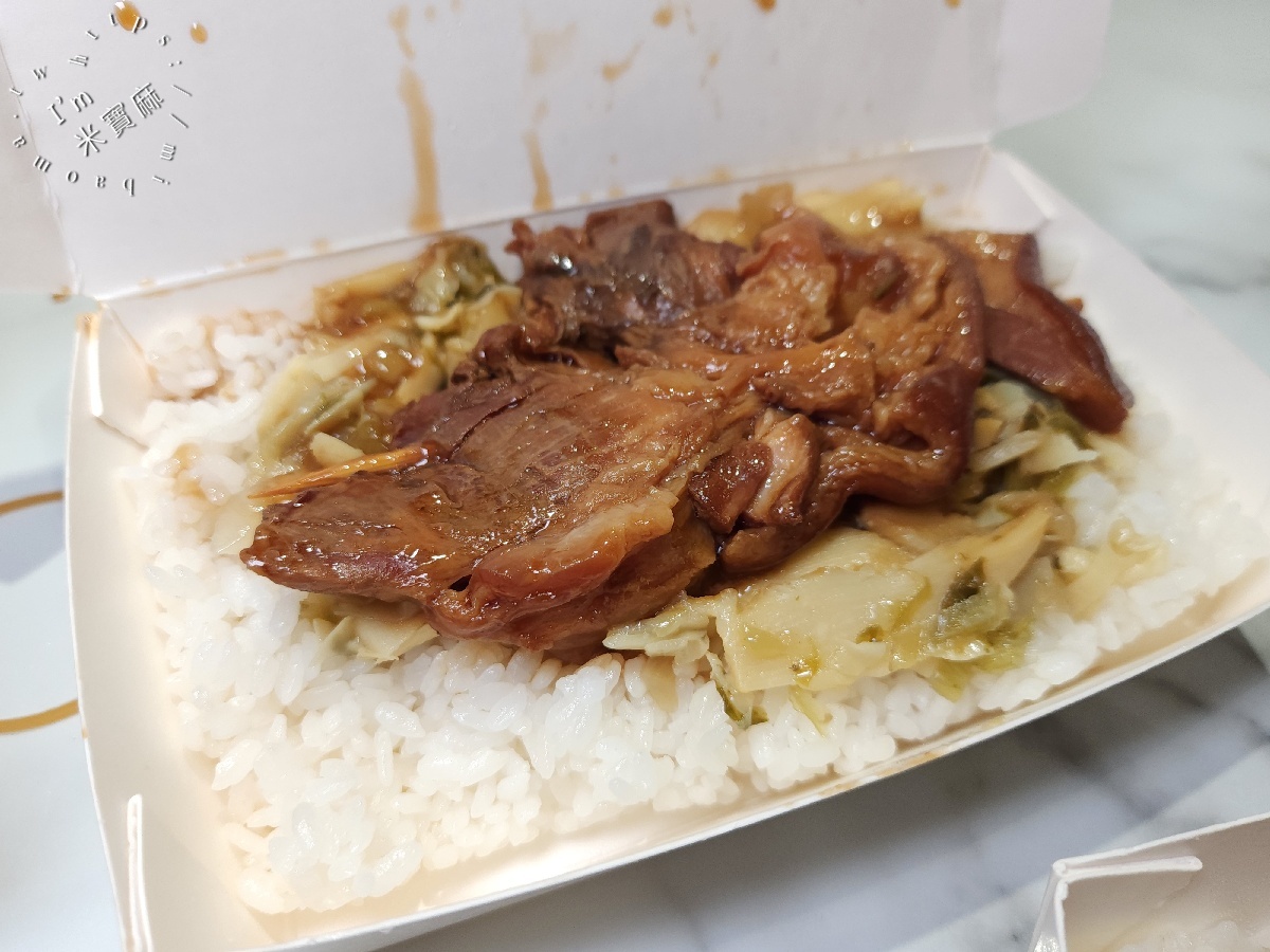 極黑家A Yi 腿庫飯｜樹林美食，腿庫、燒肉、香腸三拼超澎湃！俊英街人氣腿庫飯