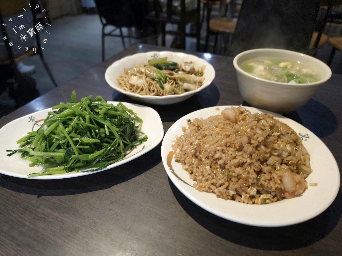 隆炒飯大王｜板橋美食，平價又大份量的炒飯、炒麵、熱炒，萬板路在地人氣小吃