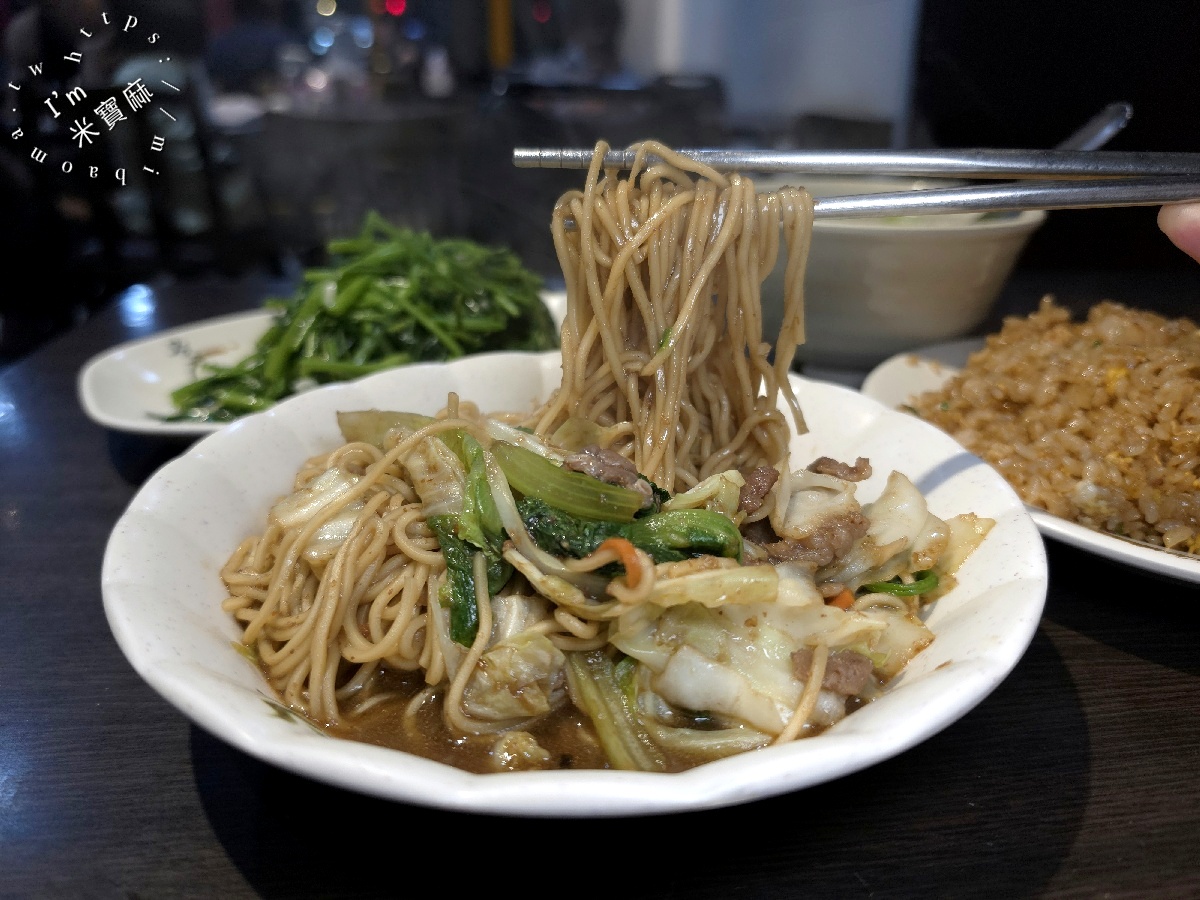 隆炒飯大王｜板橋美食，平價又大份量的炒飯、炒麵、熱炒，萬板路在地人氣小吃