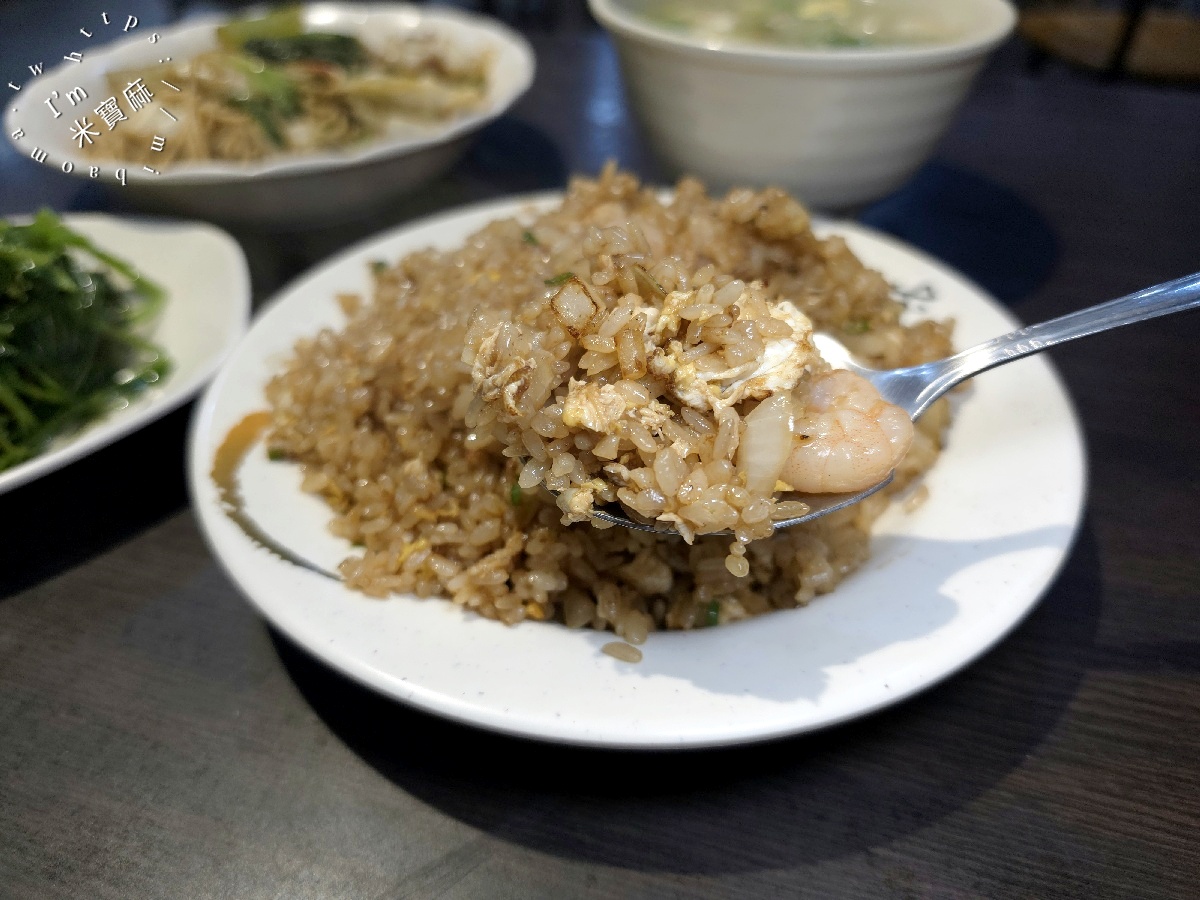 隆炒飯大王｜板橋美食，平價又大份量的炒飯、炒麵、熱炒，萬板路在地人氣小吃