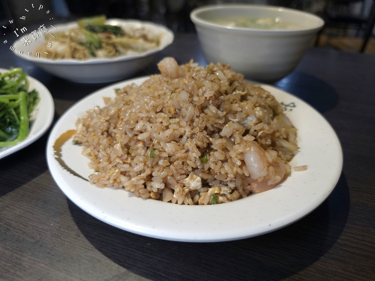 隆炒飯大王｜板橋美食，平價又大份量的炒飯、炒麵、熱炒，萬板路在地人氣小吃
