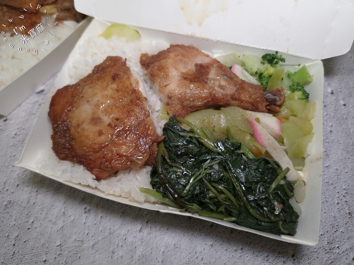 農會隔壁便當店 一品快餐｜板橋美食，百元排骨飯、雞腿飯，配菜自己挑的平價便當