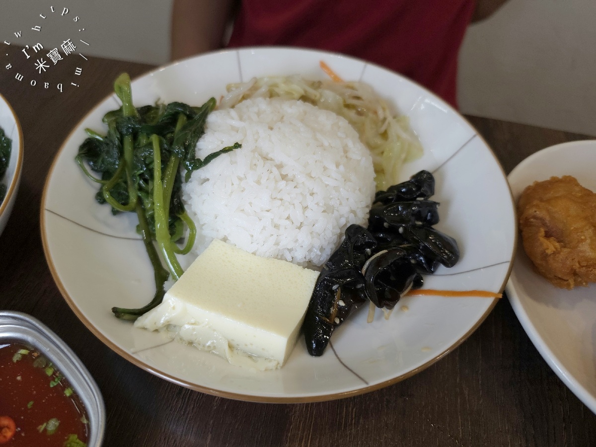 全福食堂｜興南夜市美食，泰式椒麻雞腿飯、打拋豬必吃