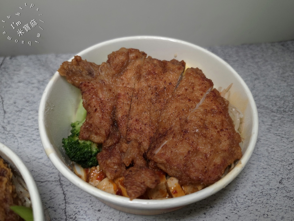 帝一金排骨|板橋美食,炸雞腿飯、招牌炸排骨飯推薦,三樣配菜自選 帝一金排骨|板橋美食,炸雞腿飯、招牌炸排骨飯推薦,三樣配菜自選