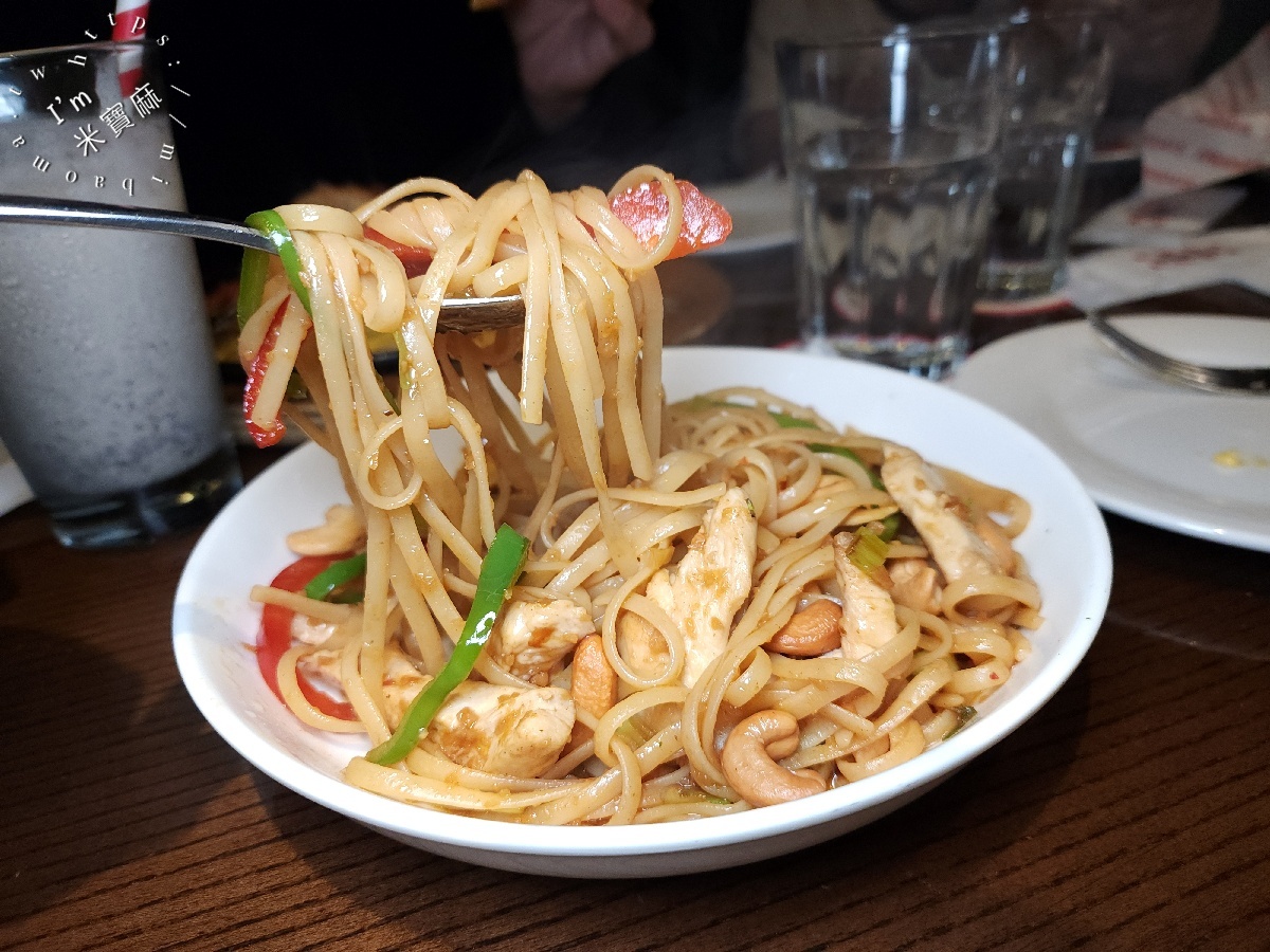 星期五美式餐廳 環球餐廳｜中和環球美食，必吃熔岩起司漢堡、泰式雞肉麵，聚餐約會都適合