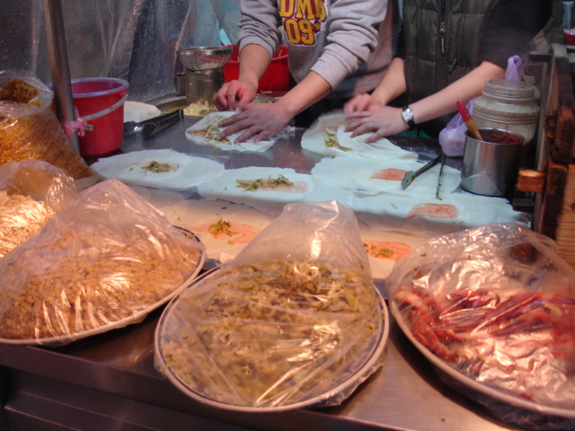 潤餅捲┃南勢角興南夜市美食。刈包潤餅捲吃起來，買回家吃也很方便