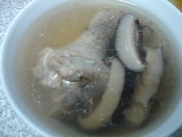 香菇雞湯、蝦蝦茶碗蒸┃自製料理。湯鮮味濃、肉嫰好吃，海味茶碗蒸自己做