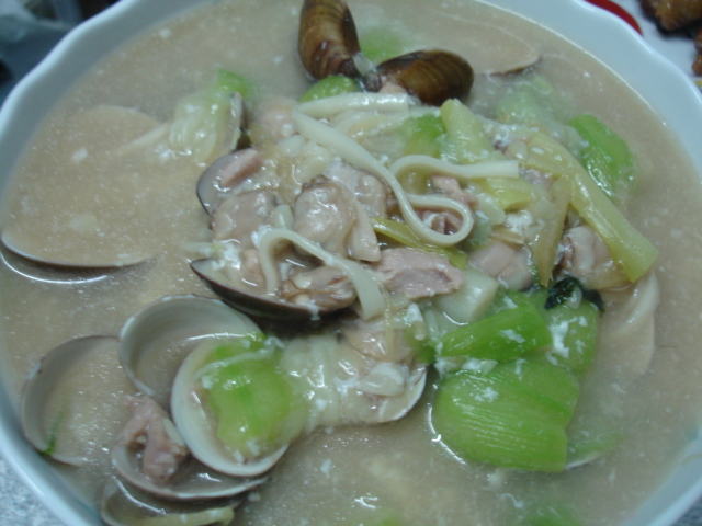 蛤蜊絲瓜湯麵┃自製料理。台灣人的好滋味，絲瓜的鮮甜都融入湯頭了