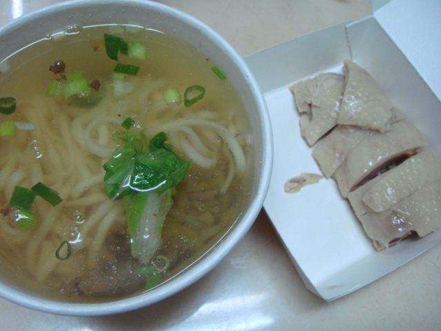 欣冠排骨┃板橋便當。首推排骨及雞肉飯，分隔清楚，米飯也不錯吃