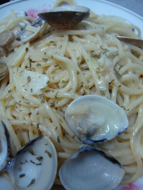 蛤蜊白醬義大利麵┃自製料理。濃郁白醬裹住每根麵條，帶海味簡直滿足