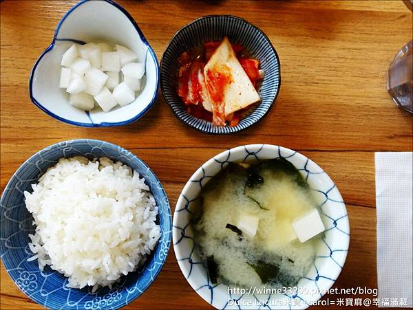 【食。市政府捷運站/松菸美食】Oh!My Stone新鮮手作球牛排。熟度自己掌握。濃郁蒜香。香甜鮮蝦。平價好吃又好玩。手機通通收起來♥