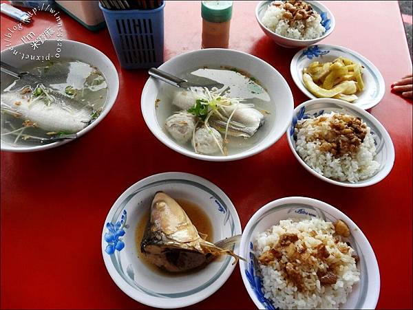 【食。台南】學甲虱目魚粥店。肉燥飯首推。虱目魚少了土味，多了鮮味♥台南人的早午餐♥