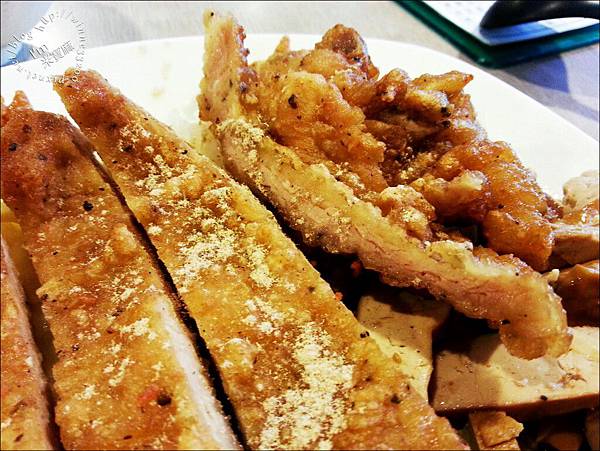 【食。台北】港都旗魚米粉湯/排骨飯/雞腿飯。怎麼吃都很隨性♥