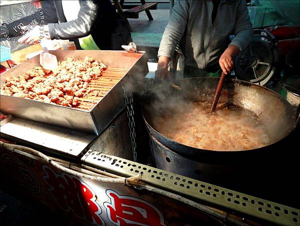 【食。宜蘭羅東夜市】阿灶伯當歸羊肉湯/臭豆腐。老牛嫩仙草。吳記(正)排骨酥。賴記七巧味三星蔥多餅。美食吃不完♥