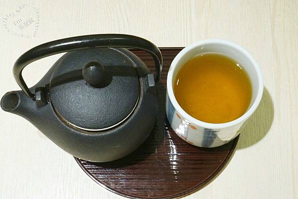 【食。台北】抹茶屋。宇治抹茶提拉米蘇在台新上市♥不僅有好吃的正餐  更有好吃的甜品，全天候供應。翻桌率相當高