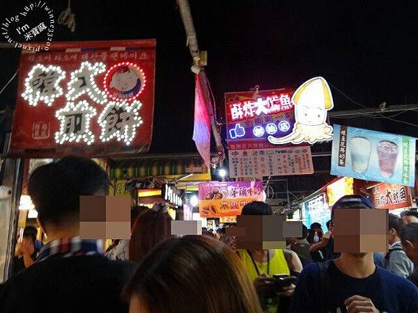 【食。高雄瑞豐夜市】東山沈鴨頭&赤燒翅包飯&珍竹林日本拉麵&雞茶苑&好了啦紅茶冰&芭樂伯現切水果&荷蘭仔胡椒瘋鳳螺&邵師傅上海湯包&曾氏福建炒麵