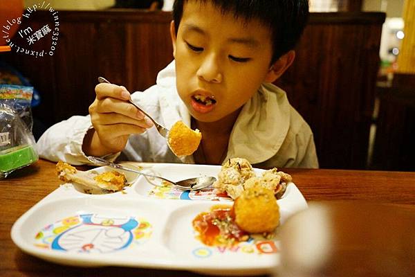 【食。台北】孩子超愛的好滋味。三田製麵所，大碗超滿足，孩子肚子圓呼呼♥兒童餐送玩具。三訪