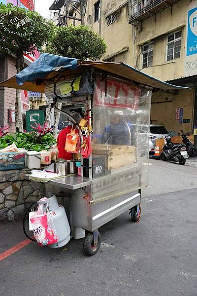 【食。三重】跟著在地人來探路。凱哥滷味/東山鴨頭。阿嬤級的雙和豬血糕。沒有雷只有港動♥