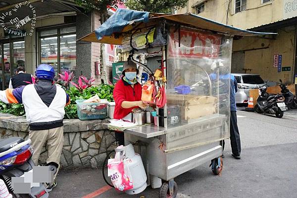 【食。三重】跟著在地人來探路。凱哥滷味/東山鴨頭。阿嬤級的雙和豬血糕。沒有雷只有港動♥