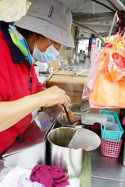 【食。三重】跟著在地人來探路。凱哥滷味/東山鴨頭。阿嬤級的雙和豬血糕。沒有雷只有港動♥