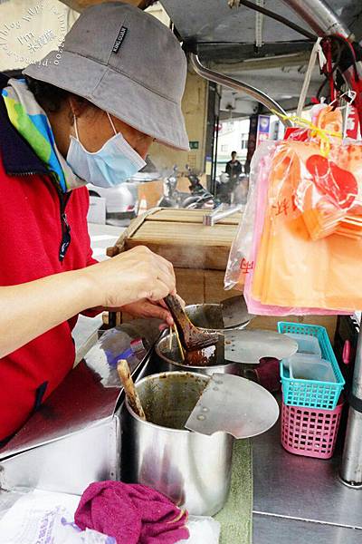 【食。三重】跟著在地人來探路。凱哥滷味/東山鴨頭。阿嬤級的雙和豬血糕。沒有雷只有港動♥