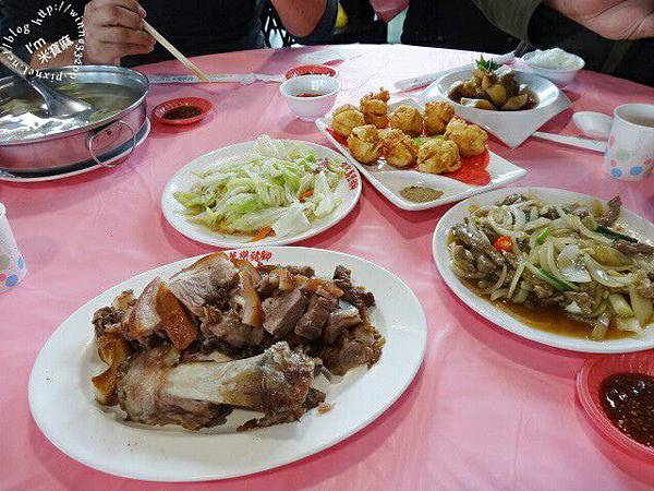 【食。屏東】來屏東就要吃豬腳。熊家萬巒豬腳。Q彈入味。七十年老店。印象深刻的私房脆蘿蔔♥